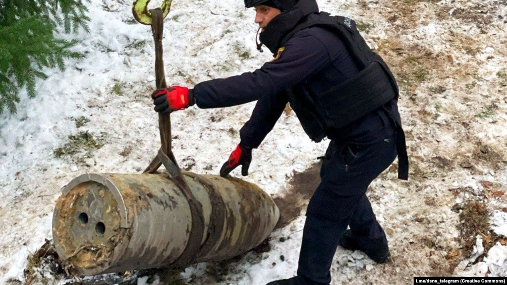 Ілюстраційне фото. Підготовка до знешкодження бойової частини російської аеробалістичної гіперзвукової ракети «Кинджал», яку було збито над столицею України. Київ, січень 2024 року