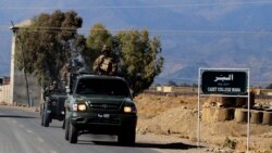 په واڼه کې له کیډټ کالج سره نېږدې پر سړک د پاکستان پوځ ګاډي تېرېږي - انځور له ارشیفه.