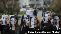 Membri ai comunității Declic participă la o acțiune de protest în zona Palatului Parlamentului împotriva neimplementării legii brățărilor electronice pentru cei vinovați de violență domestică. București, 10 martie 2021.
