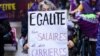 „Egyenlőség a bérekben és karrierben” feliratú plakátot tart egy nő a nemzetközi nőnap alkalmából rendezett tüntetésen Nantes-ben 2023. március 8-án