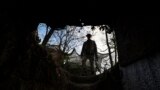 Український військовий оглядає колишню російську позицію біля села Роботине поблизу лінії фронту в Запорізькій області. 4 листопада 2023 року.<br />
<br />
Упродовж 4-5 листопада Росія заявляла, що зупинила контрнаступ ЗСУ у Запорізькій області. Натомість українські військові стверджують, що вони продовжують витісняти російських окупантів