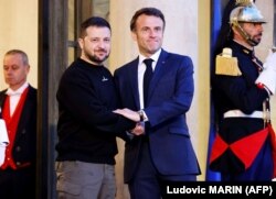 Emmanuel Macron vede o oportunitate în a conduce frontul unit european pentru susținerea Ucrainei.