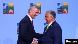 Jens Stoltenberg (lijevo) i Viktor Orban na samitu NATO-a u Vilniusu, Litvanija, 11. jula 2023.