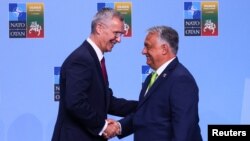 Jens Stoltenberg NATO-főtitkár és Orbán Viktor Vilniusban 2023. július 11-én