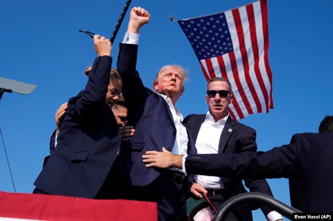 Donald Trump pas atentatit ndaj tij, teksa agjentët e Shërbimit Sekret e largojnë nga skena në Pensilvani.