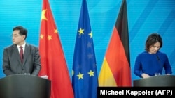 Ministrja e Jashtme e Gjermanisë, Annalena Baerbock, dhe ministri i Jashtëm i Kinës, Qin Gang, gjatë një konference për media në Berlin, 9 maj 2023.