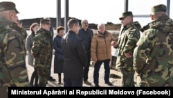 Ministrul Apărării R. Moldova, Anatolie Nosatîi (centru), în vizită pe șantierul de construcție a unității militare de la Băcioi, noiembrie 2023
