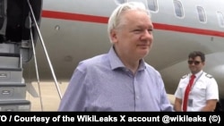 Osnivač WikiLeaksa Julian Assange silazi sa leta iz Londona po dolasku u Bangkok na presjedanje na međunarodnom aerodromu Don Mueang u glavnom gradu Tajlanda, 25. juni 2024.