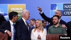 (s lijeva nadesno) britanski premijer Rishi Sunak, američki predsjednik Joe Biden, premijerka Italije Giorgia Meloni, ukrajinski predsjednik Volodimir Zelenski i generalni sekretar NATO-a Jens Stoltenberg na samitu Alijanse u Vilniusu, Litvanija, 12. jula 2023.