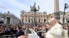 Папа Францішак на плошчы сьвятога Пятра, архіўнае фота
