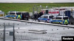 Policja na Aerodromu u Hamburgu, 5. novembra 2023.