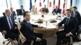 Президент України Володимир Зеленський (посередині на задньому плані) разом зі світовими лідерами «Групи семи» під час робочого засідання саміту G7. Хіросіма, Японія, 21 травня 2023 року 