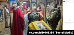 Священник Крымской митрополии РПЦ Дмитрий Кротков в блиндажной церкви благословляет российских военных
