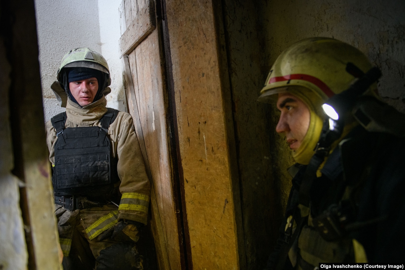Punonjësit e urgjencës duke pritur në një bodrum që një alarm për sulm ajror të përfundojë përpara se të vazhdojnë punën në vendin e një sulmi me bombë ajrore në qendër të Harkivit më 7 prill.