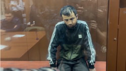 Suspecții în atacul terorist de la Moscova compar în instanță cu semne de abuz