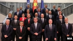 Qeveria e re maqedonase e kryesuar nga kryeministri Hristijan Mickoski (rreshti i parë në mes), Shkup, 23 qershor 2024.