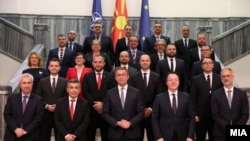 Nova makedonska vlada na čelu sa premijerom Hristijanom Mickoskijem (prvi red, u sredini), Skoplje, 23. jun 2024.