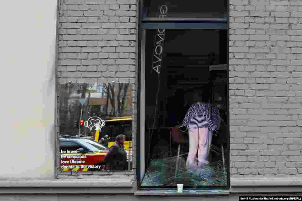 Незрозуміло, але факт.. Унаслідок російської ракетної атаки, у кав&#39;ярні вилетіло вікно, але при цьому неушкодженою залишилася дзеркальна вивіска на фасаді з написом: &laquo;Будьте сміливими. Будьте свідомими. Любіть Україну. Донатьте на перемогу&raquo;&nbsp;(з англ.)