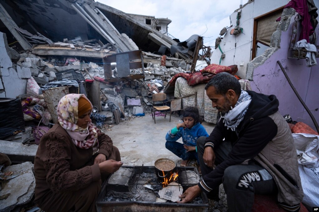 Iftari i familjes Al-Rabaya jashtë shtëpisë së tyre të shkatërruar nga sulmet ajrore izraelite në Rafah, Rripi i Gazës, më 18 mars 2024.