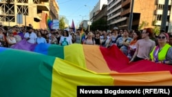 Kandidat na beogradskim izborima Miša Vacić u jednom od predizbornih spotova je rekao da će, dođe li na na vlast, "zabraniti LGBT propagandu na javnim površinama", odnosno da će tražiti zabranu Prajda (na fotografiji: Prajd u Beogradu, 9. septembra 2023.)