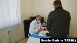 Istref Bajraktari, mjek specialist i mjekësisë familjare në Skenderaj, gjatë punës me pacientë.