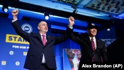 Predsednik SAD Džo Bajden sa predsednikom sindikata UAW Šonom Fejnom, Vašington 24. januar 2024.