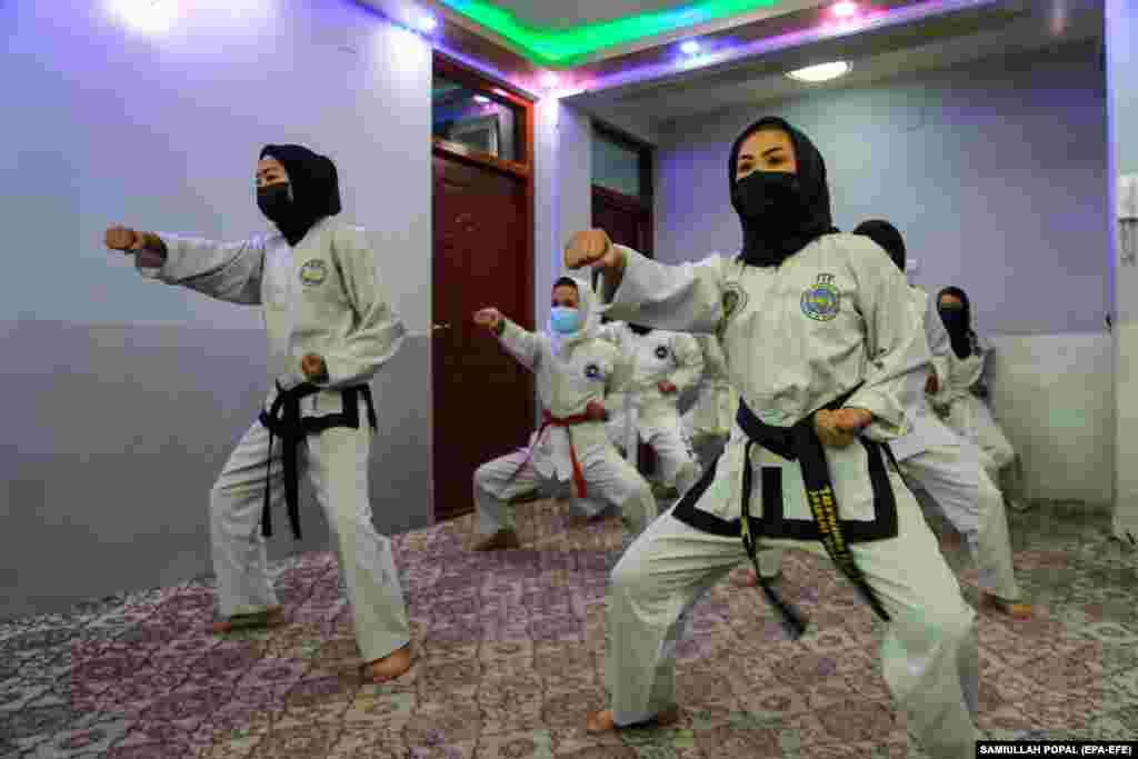 Vajzat afgane praktikojnë sportin luftarak&nbsp;taekwondo&nbsp;në një shtëpi në Kabul.