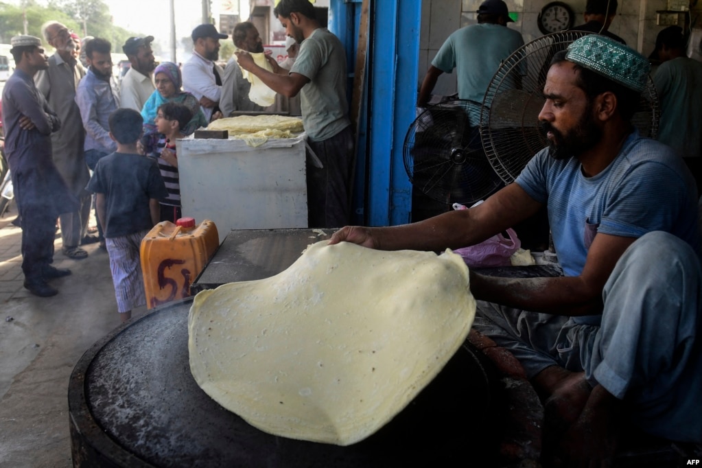 Një burrë përgatit petë samosa, në një treg, për muajin e shenjtë mysliman të Ramazanit në Karaçi.