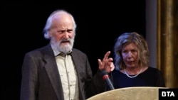  Боян Папазов при приемането на премията за изцяло творчество. 