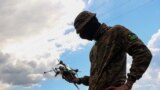 Український морпіх тримає FPV-дрон під час льотних тренувань у Дніпропетровській області, травень 2023 року
