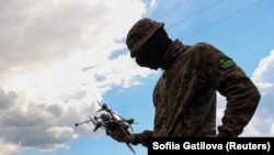 Украинский морпех держит в руках FPV-беспилотник