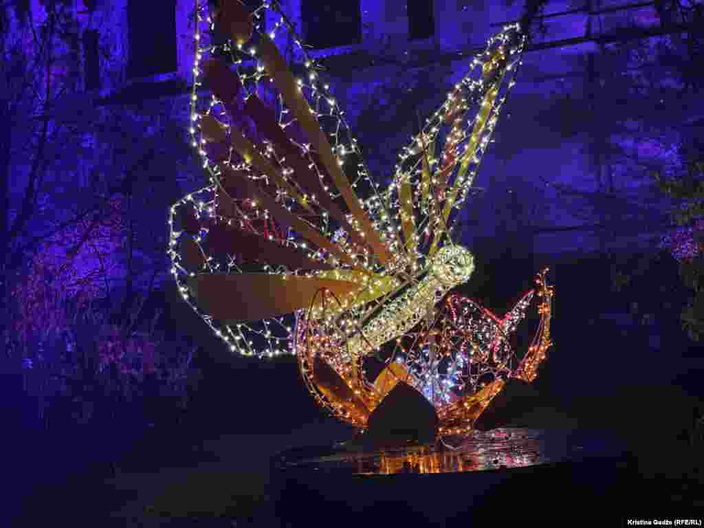 Među brojnim svijetlećim skulpturama nalazi se simbol leptira.