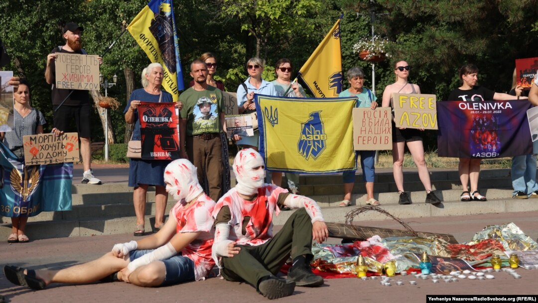  Protestatarii ucraineni comemorează momentul uciderii prizonierilor de război ucraineni de la Olenivka, pe 28 iulie.