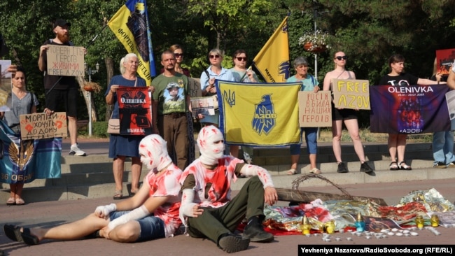 Protestues në përvjetorin e vdekjes së të burgosurve të luftës ukrainas në koloninë në Elenivka, Zaporizhia, korrik 2024