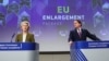 Președinta CE Ursula von der Leyen și comisarul UE Oliver Varhelyi într-o imagine din noiembrie 2023. 
