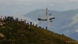 Gledaoci posmatraju događaj &quot;Spotter Day&quot; u organizaciji Generalštaba rumunskih vazduhoplovnih snaga u planinama Bučegi u Južnim Karpatima.