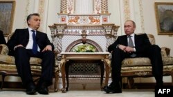 Wengriýanyň premýer-ministri Wiktor Orban (çepde) we Russiýanyň prezidenti Wladimir Putin (arhiw suraty)