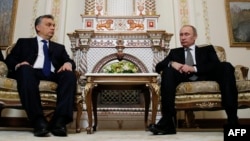 Hungarian Prime Minister Viktor Orban (left) and Russian President Vladimir Putin (file photo)