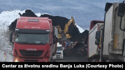 Kamioni natovareni ugljem odlaze, a drugi čekaju utovar kod Medne pored Mrkonjić Grada, na području bh. entiteta Republika Srpska. Fotografija nastala između decembra 2022. godine i marta 2023.