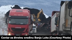 Kamioni natovareni ugljem odlaze, a drugi čekaju utovar kod Medne pored Mrkonjić Grada, fotografija nastala između decembra 2022. godine i marta 2023.