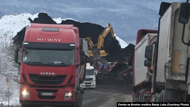 Kamioni natovareni ugljem odlaze, a drugi čekaju utovar kod Medne pored Mrkonjić Grada, fotografija nastala između decembra 2022. godine i marta 2023.