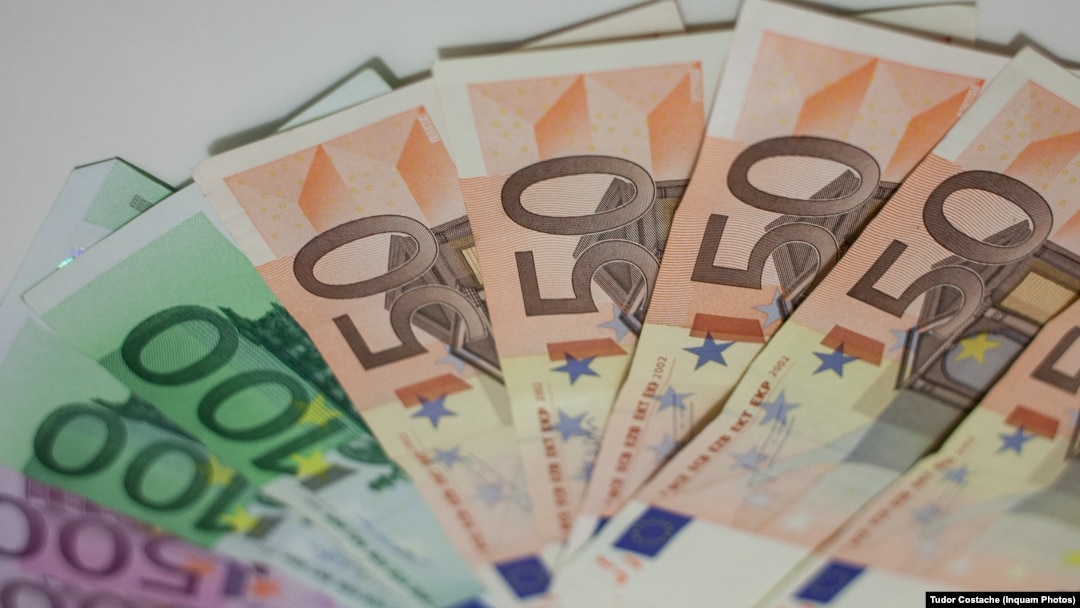 Salariul minim brut garantat în plată este de aproximativ 740 de euro în prezent. Firmele românești nu pot angaja salariați pe care să-i plătească cu mai puțin.