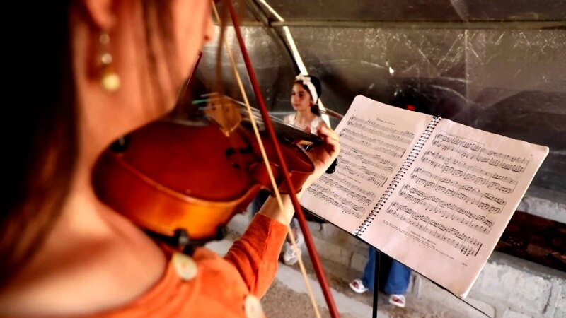 Sirijka u izbjegličkom kampu podučava djecu glazbi