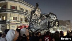 Uništeni automobil, kako se tvrdi, u napadu dronom u Bagdadu, Irak, 7. februara 2024.