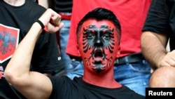 Një burrë i ngjyrosur me shqiponjën dykrenore – simbolin në flamurin e shtetit të Shqipërisë – që për serbët konsiderohet gjest fyes. (Foto: Reuters)