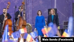 Președinta Republicii Moldova, Maia Sandu, alături de președinta Parlamentului European, Roberta Metsola (dreapta), în timpul Adunării „Moldova Europeană” din centrul Chișinăului, 21 mai 2023.