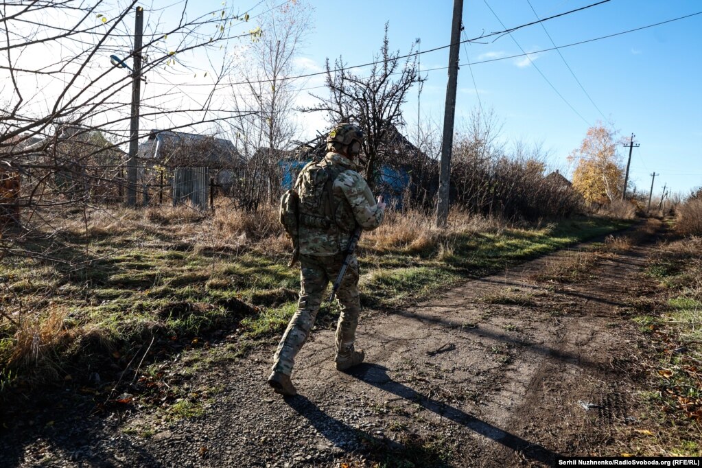 Dobbiamo muoverci rapidamente per le strade deserte di Avdeyevka.  Il tempo soleggiato offre ai droni russi molte opportunità per vedere tutto ciò che c’è sotto.