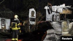 Пожарникари на местото на музеј посветен на Роман Шухевич, водач на Украинската бунтовничка армија (УПА), уништен во напад на дрон, во Лавов, Украина, 1 јануари 2024 година