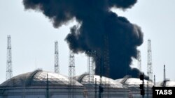 Дым от возгорания в резервуаре с нефтепродуктами в Краснодарском крае РФ. Фото архивное