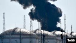 Пожар после атаки на нефтяные резервуары в поселке Волна летом 2023 года 